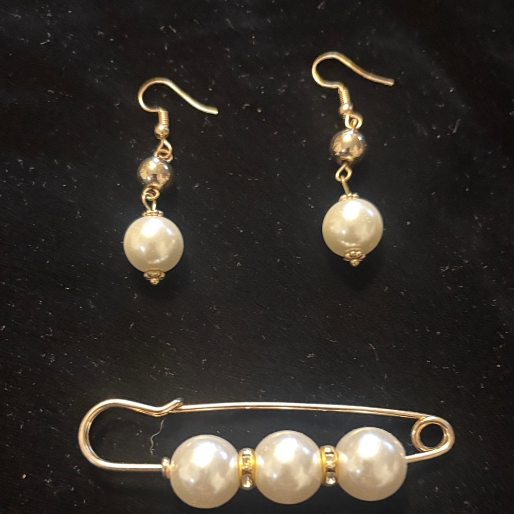 Elegant Gold and Pearl Jewelry Set pin and earrings